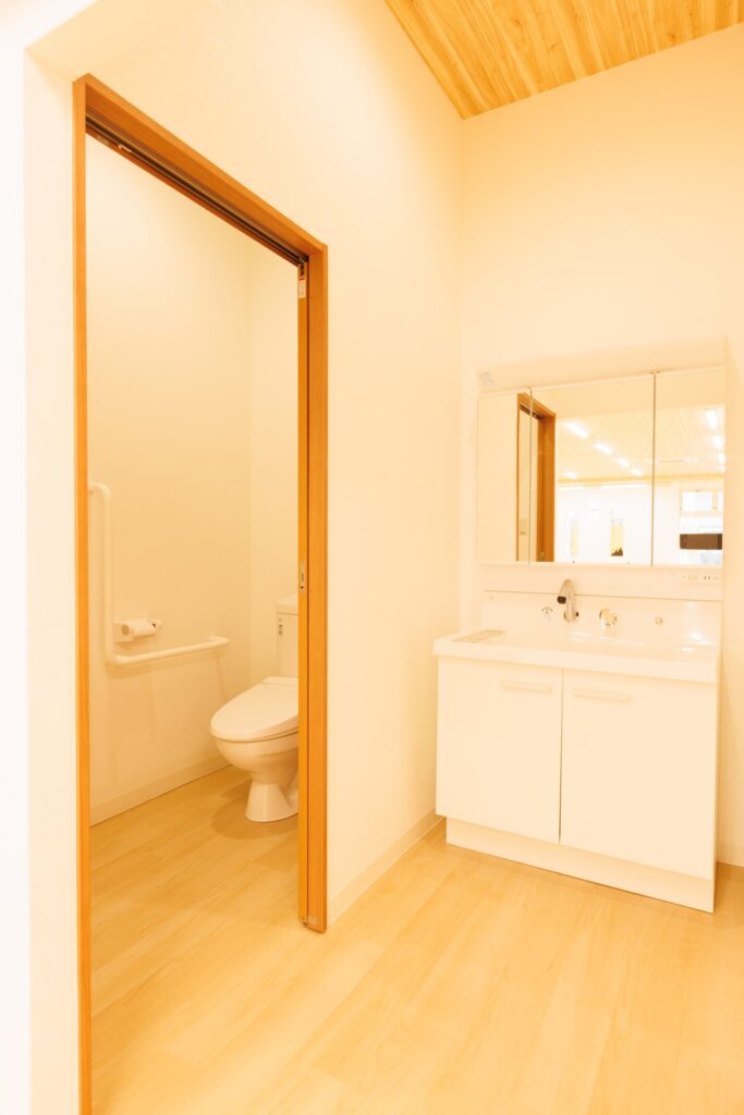 施工後:トイレと洗面スペース。