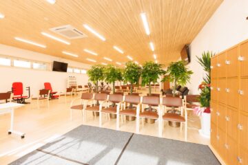 佐賀市のデイサービス改修後。木目調の天井と機能訓練スペース。