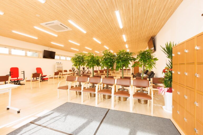 佐賀市のデイサービス改修後。木目調の天井と機能訓練スペース。