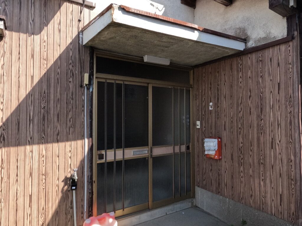 施工前：改修前の玄関まわり。
