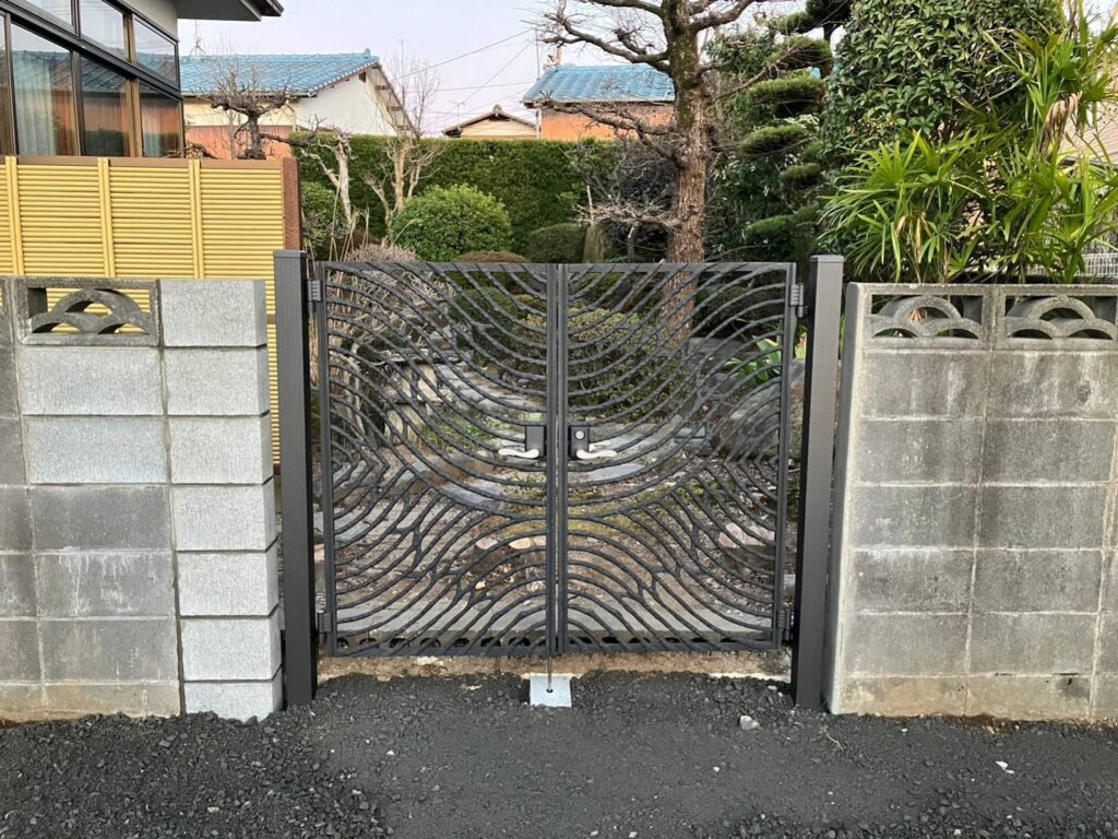 施工後:設置後の門扉。
