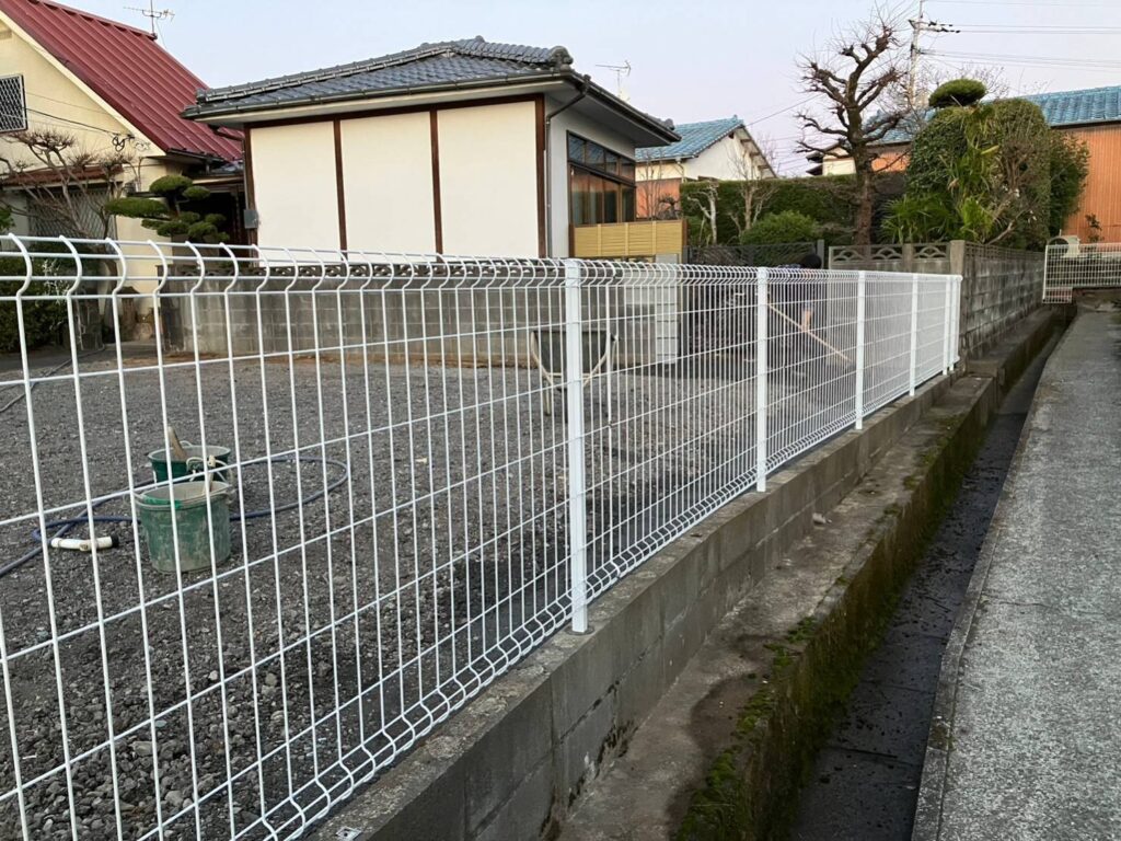 施工後:境界に設けたメッシュフェンス。