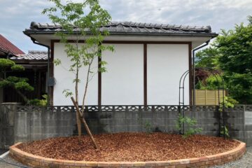 久留米市の外構工事。レンガ花壇に植えたアオダモとウッドチップ。