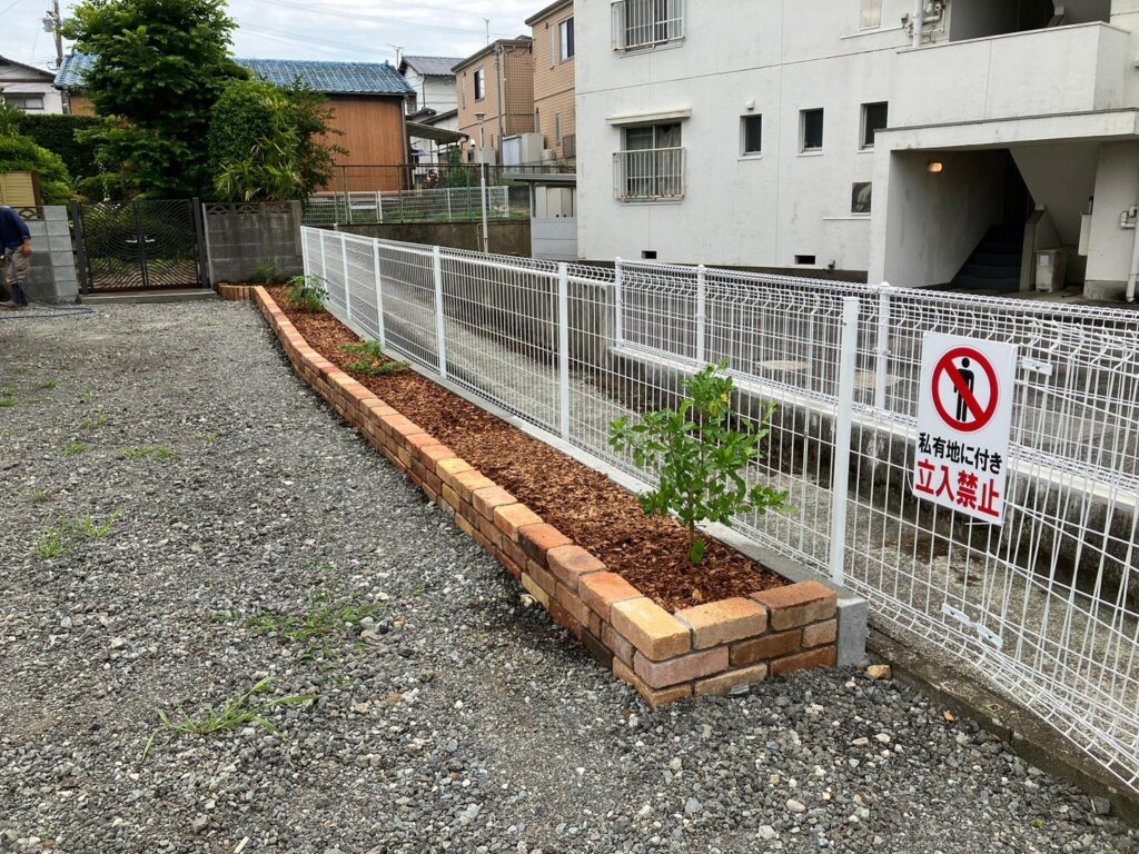 施工後:フェンス沿いに整えた花壇。