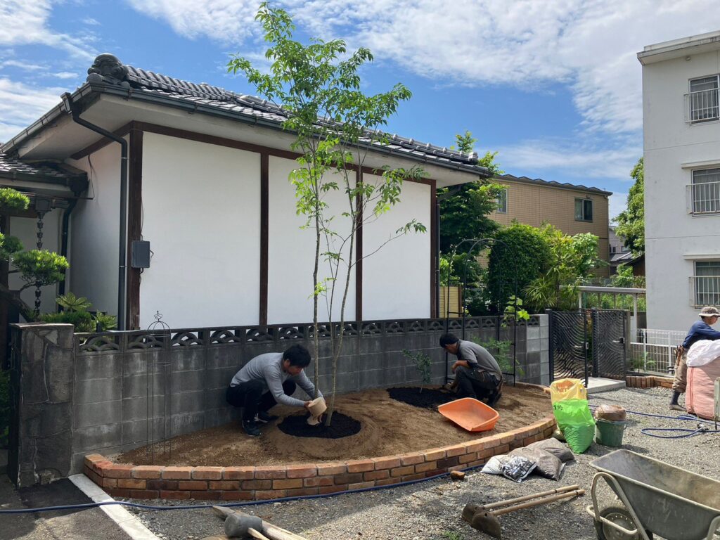 施工中:花壇への植栽作業。