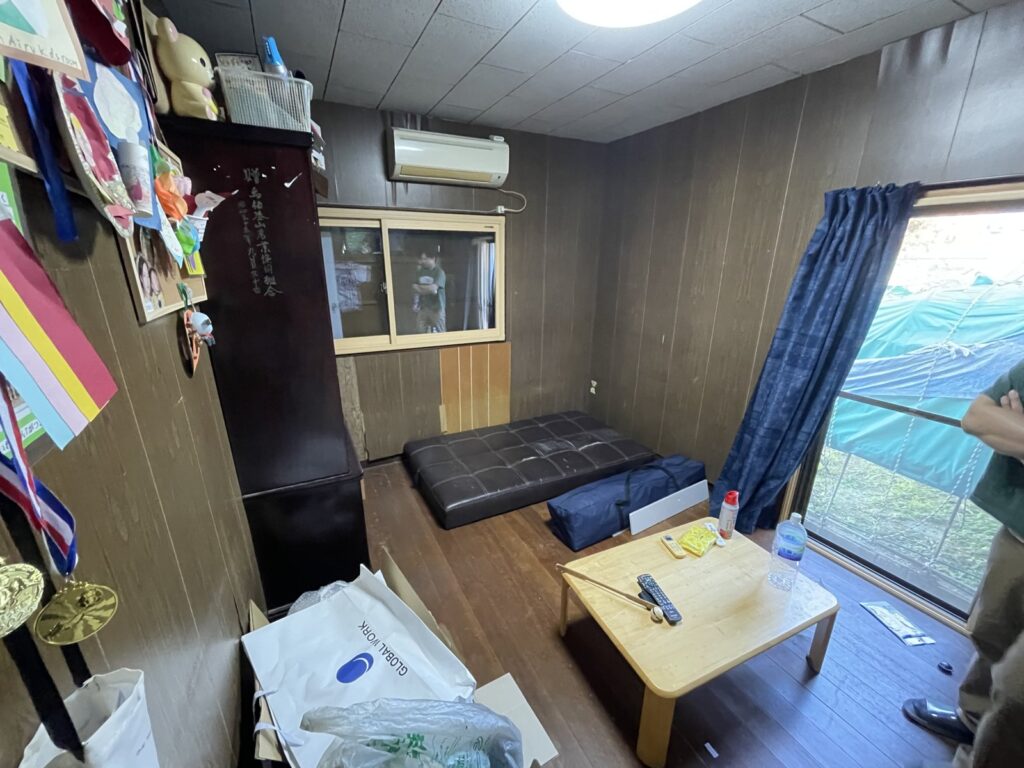 施工前：改修前の室内全景。