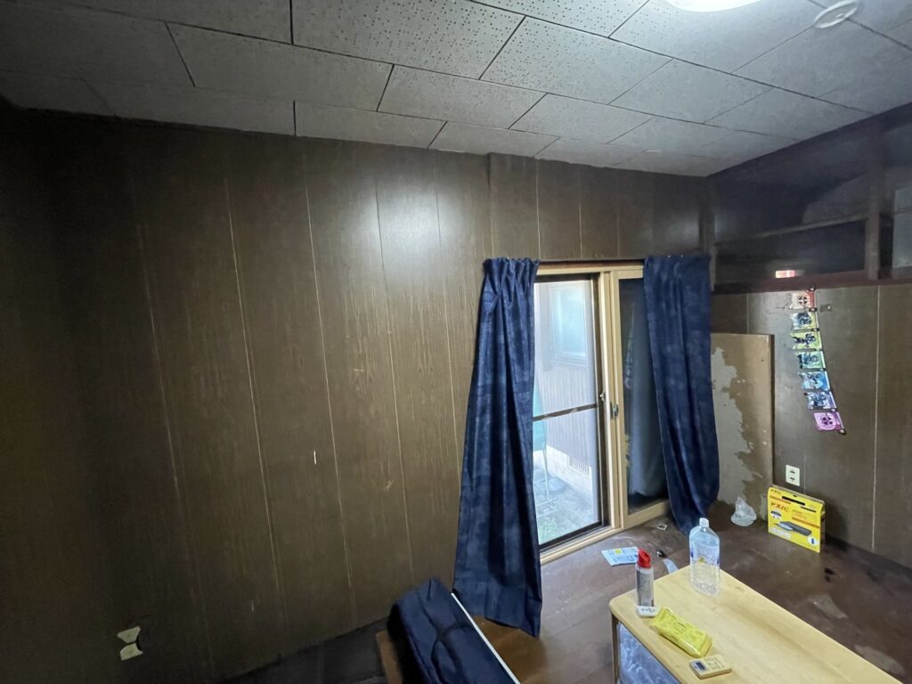 施工前：既存の窓と壁・床の状態。