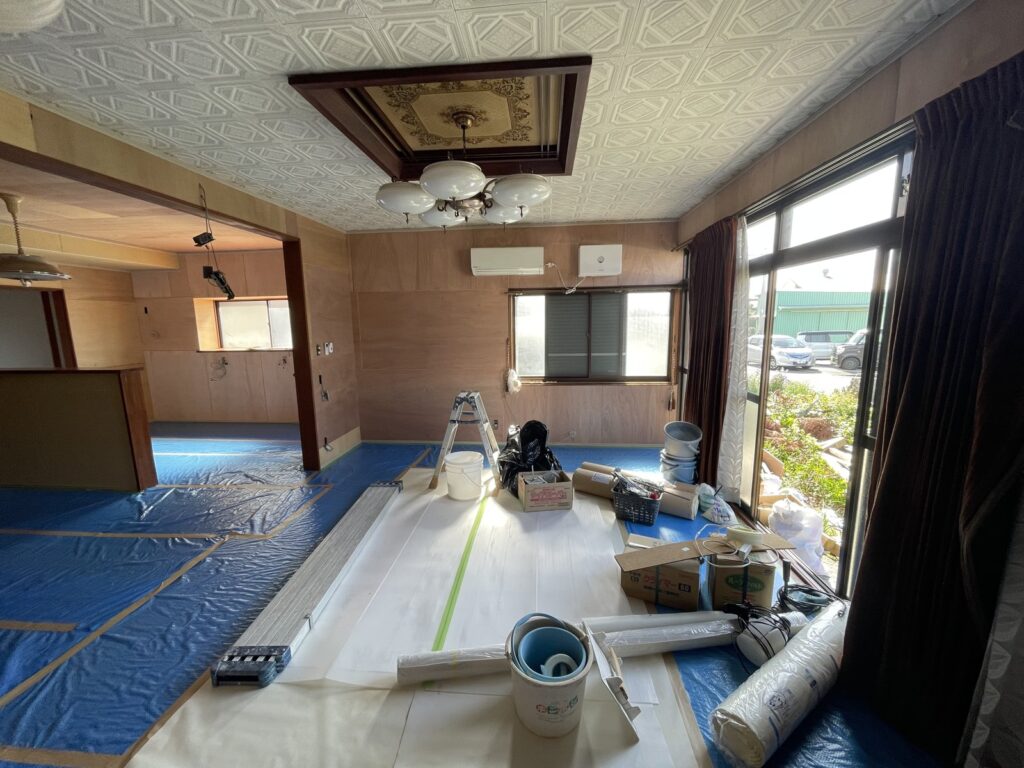 施工中：床を養生した状態で内装工事を進めています。