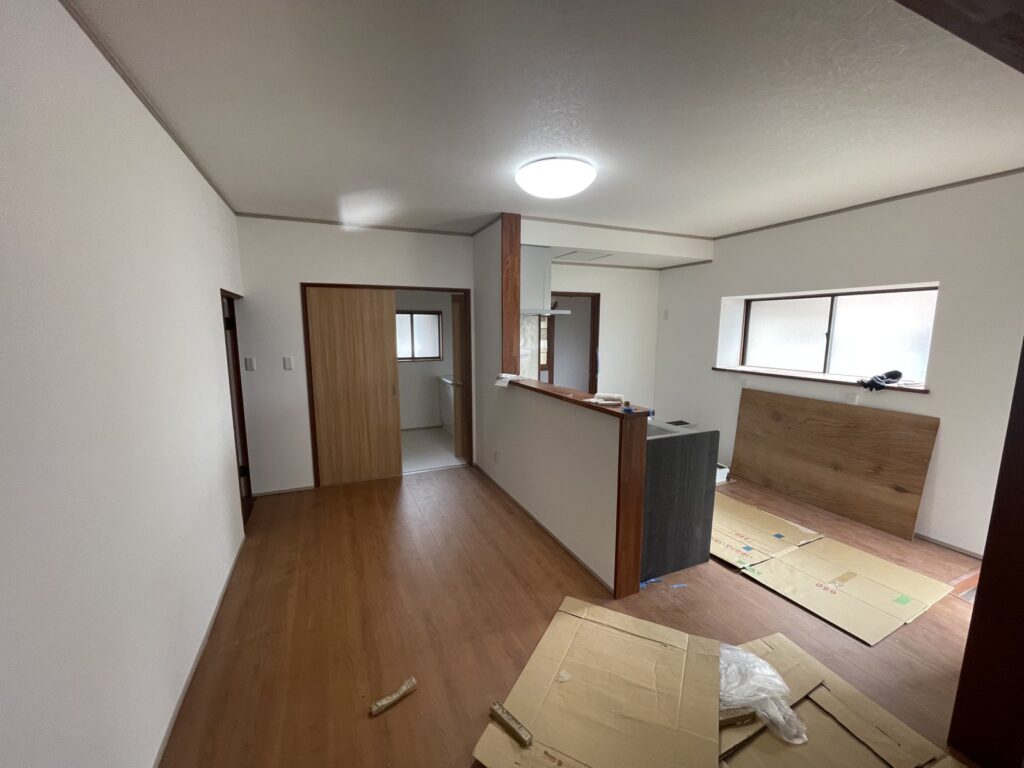 施工中：内装仕上げが進んだ室内。資材が残るため施工中に分類。
