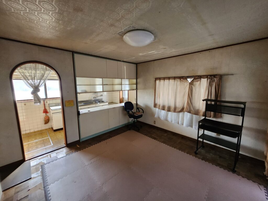 施工前：改修前の居間とキッチンのつながり。