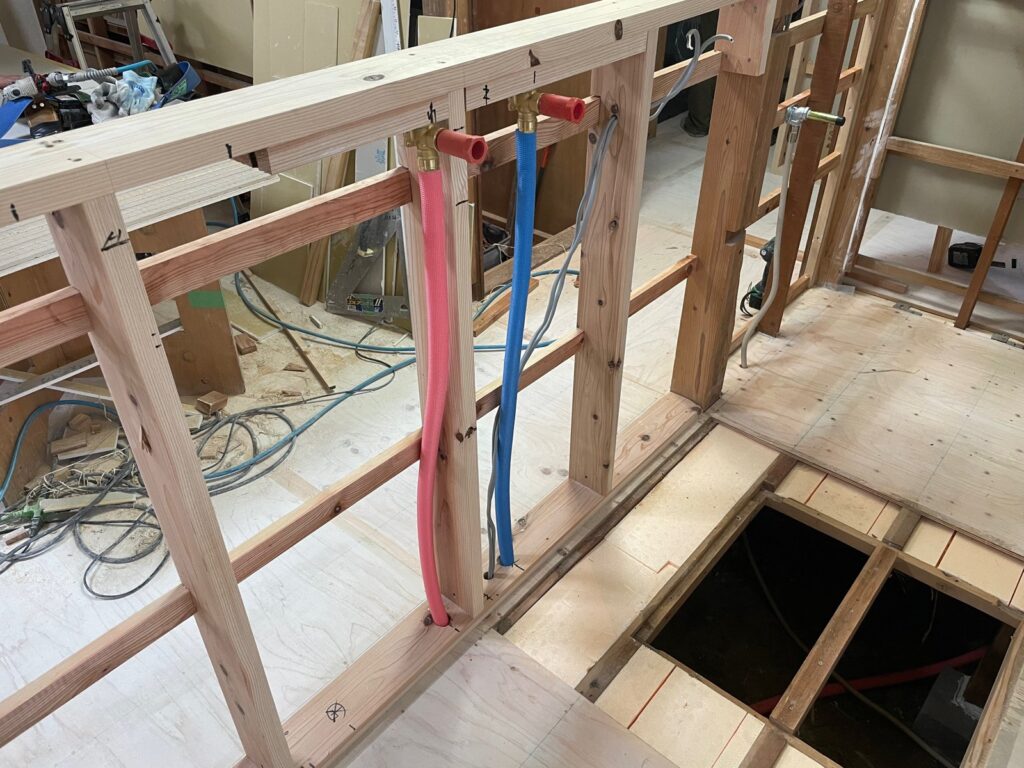 施工中：間仕切り下地と給排水配管の施工。
