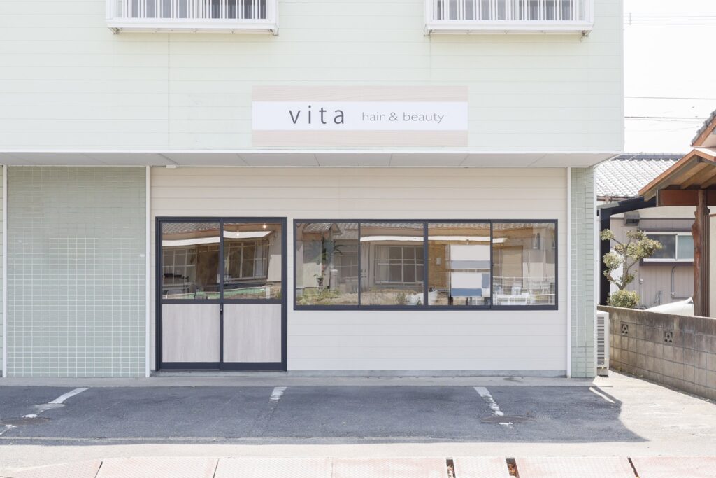 施工後:改修後の美容室外観。