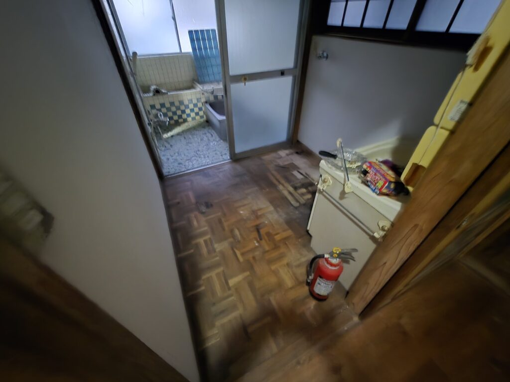施工前:改修前の洗面脱衣室。
