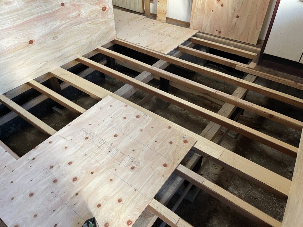 施工中:床板を撤去し、下地を施工している様子。