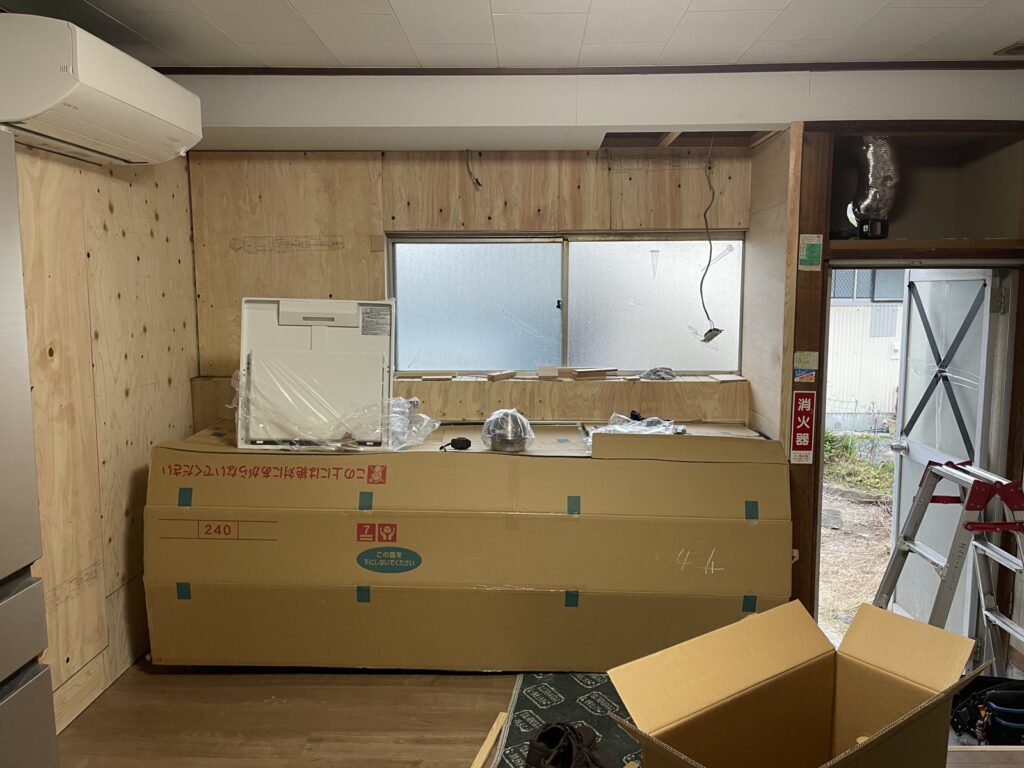 施工中:新しいキッチンの搬入・設置工事。