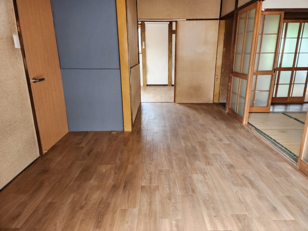 施工後：床を張り替え、既存の建具を生かした室内。
