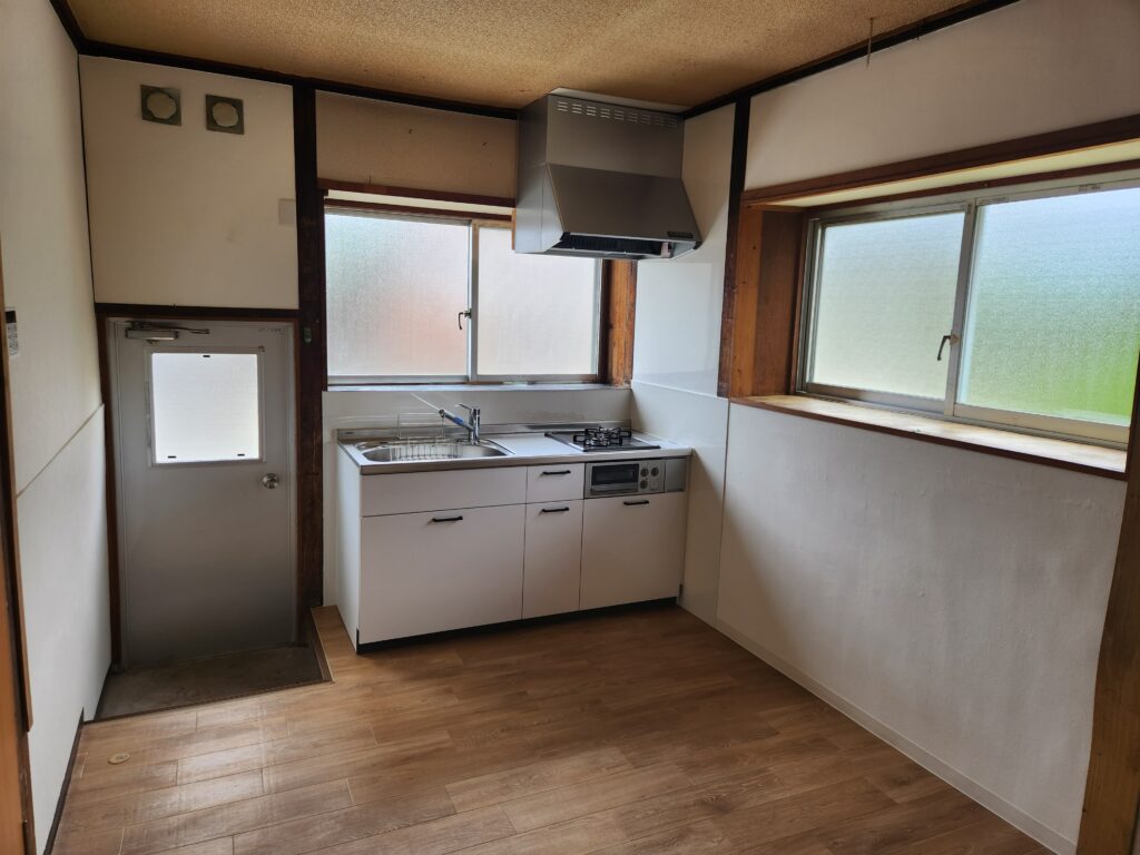 施工後：新しいシステムキッチンを設置したキッチン。